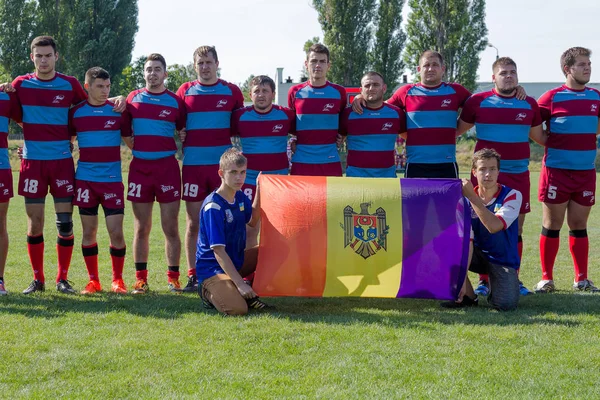Odessa, Ukrayna - 10 Eylül 2017: Uluslararası rugby turnuva ekipleri Chisinau - Moldova ve Odessa - Ukrayna arasında. Sıkı rugby oyunu yeşil çim sahada parçası