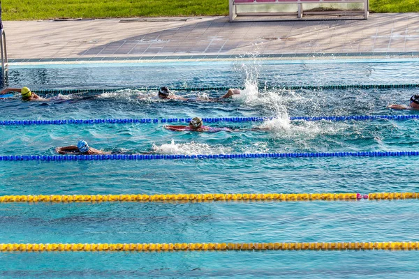 ヴァルナ ブルガリア 2015 水泳の子供たちをトレーニング中にスポーツのスイミング プール アスレチック トレーニングに行きます 健康的なライフ スタイルのコンセプト 鉄道水泳初心者向けトレーニング — ストック写真