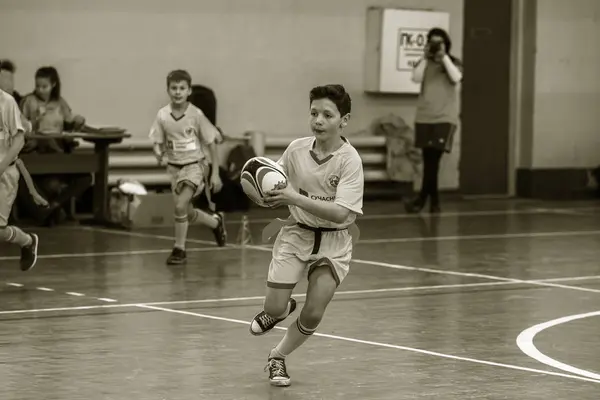 Odessa, Ukrayna - Hazi 24,2018: Küçük çocuklar kapalı salonunda şehir okulun derby Oyunlar sırasında rugby oynamak. Çocuk spor. Çocuk rugby 5 oyun. Çocuk zafer için mücadele. Sağlıklı yaşam tarzı