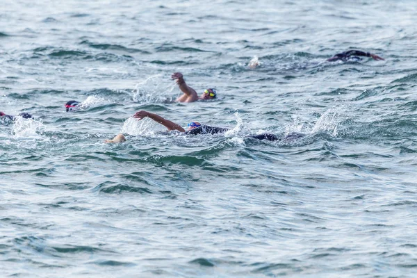 Odessa, Ukrayna - 19 Ağustos 2018: geleneksel spor yarışları milletin. Hayatta kalmak, açık denizde su, yüzme maratonu için engeller ile Ukrayna yarış aşırı tehlikeli bir yolda sınar.