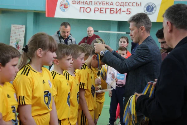 乌克兰奥德萨 2017年4月29日 在特殊体育学校举行的奥德萨橄榄球联赛后获奖的孩子 — 图库照片