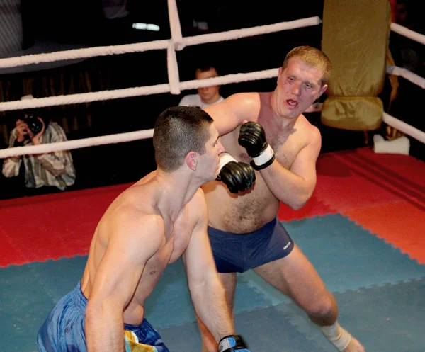 乌克兰奥德萨 2010年10月14日 搏击俱乐部 没有规则的战斗 混合武术战士在牢房里比赛 导致拳打脚踢 战斗的戏剧性时刻 — 图库照片