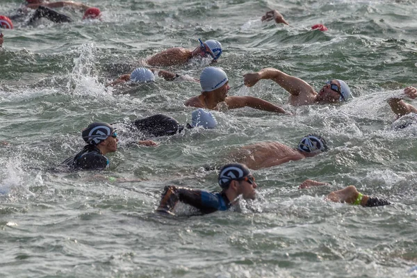 Odessa, Ukrayna - 19 Ağustos 2018: geleneksel spor yarışları milletin. Hayatta kalmak, açık denizde su, yüzme maratonu için engeller ile Ukrayna yarış aşırı tehlikeli bir yolda sınar.