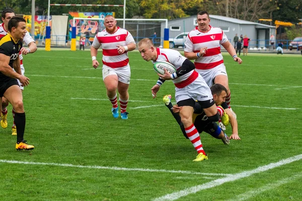 Odessa, Ukrayna - Okt 20, 2017: Odessa - Harkov Rugby Şampiyonası Milli takım. Rugby topu için oyuncuların yoğun mücadele. Yeşil alan stadyum üzerinde dinamik oyun