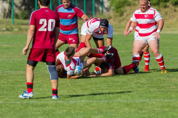 Odessa, Ukrayna - 10 Eylül 2017: Uluslararası rugby turnuva ekipleri Chisinau - Moldova ve Odessa - Ukrayna arasında. Sıkı rugby oyunu yeşil çim sahada parçası
