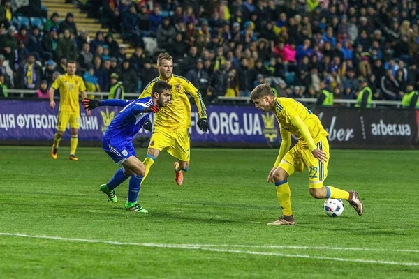 Odessa, Ukrayna -24 Mart 2016: Dostluk maçı (sarı) Ukrayna Millî Futbol takımı ve Kıbrıs (mavi) Milli takımı arasında. Yoğun maç oyun an.