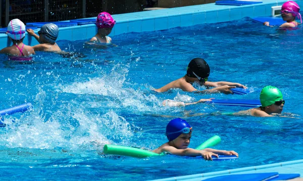바르나 불가리아 2017 매력적인 어린이 수영장 입욕을 있습니다 수영장에서 들을가 — 스톡 사진