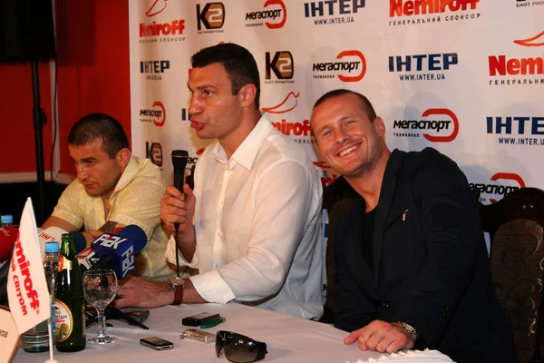オデッサ ウクライナ 2009 世界チャンピオンのビタリクリチコは ワールド カップの戦いの開始前にクリチコ ボクサーの記者会見を保持します ボクサー アワタンディ Khurtsidze — ストック写真