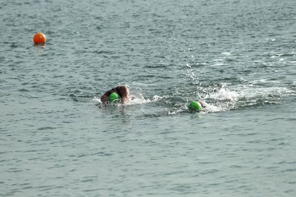 乌克兰奥德萨 2018年9月 大洋曼我们是奥德萨的开放水域游泳比赛 来自岸边的游泳者在黑色的开阔水域游泳时跑进水中和大赛 — 图库照片