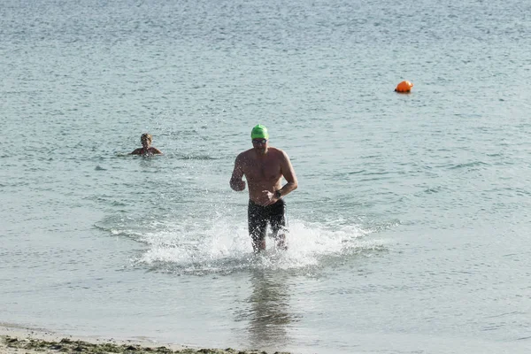 乌克兰奥德萨 2018年9月 大洋曼我们是奥德萨的开放水域游泳比赛 来自岸边的游泳者在黑色的开阔水面上游泳时跑进水中 大赛激烈 体育生活方式 — 图库照片