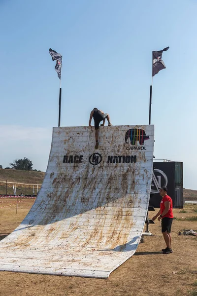 Odessa, Ukrayna-Ağustos 19, 2018: Geleneksel spor yarışları milletin. Deniz, tehlikeli engellerin üstesinden dağlık hayatta kalmak için Ukraynalı yarış yüzme ve aşırı mahkemelere tehlikeli yol