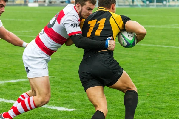 Odessa, Ukrayna - Okt 20, 2017: Odessa - Harkov Rugby Şampiyonası Milli takım. Rugby topu için oyuncuların yoğun mücadele. Yeşil alan stadyum üzerinde dinamik oyun