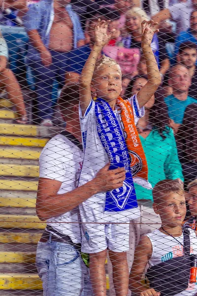 2018年7月23日 乌克兰敖德萨 体育场的一群足球观众 参观者填补体育场看台 体育场里的足球迷们 球迷站在喜悦 轻火和挥舞旗帜 — 图库照片
