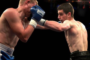 Odessa, Ukrayna - 31 Nisan 2014: Professional sürümü k2, 31 Mayıs 2014 yılında odessa, Ukrayna boks boks ring artem skornyakov - baysangurov - Ukrayna ve khasan Çeçenistan'daki. 
