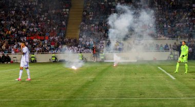 Odessa, Ukrayna - Temmuz 15,2017: Foxtrot süper kupa. Madenci - Dinamo. Fanatik heyecanlı hayranları ile havai fişek. Taraftar standları yanık yangında sevinirler ve çırpmaya başlar. Petards stadyum alanında oyun parçaladı