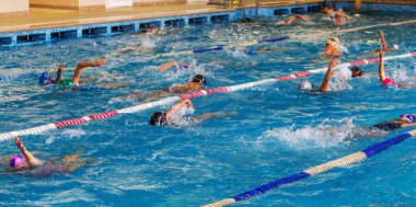 Odessa, Ukrayna -24 Eylül 2016: havuzda çocuklar arasında Ukrayna Şampiyonası triatlon sporcular sırasında spor. Kapalı havuzda rekabet çocuk