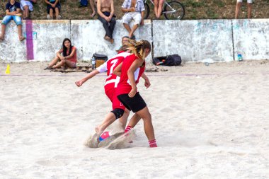 Odessa, Ukrayna -15 Ağustos 2015: Şampiyonası Ukrayna plaj futbolu Langeron plajda amatör kadınlar arasında üzerinde. Bayanlar futbol. Futbol kum üzerinde