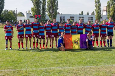 Odessa, Ukrayna - 10 Eylül 2017: Uluslararası rugby turnuva ekipleri Chisinau - Moldova ve Odessa - Ukrayna arasında. Sıkı rugby oyunu yeşil çim sahada parçası