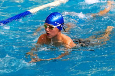 Odessa, Ukrayna -24 Eylül 2016: havuzda çocuklar arasında Ukrayna Şampiyonası triatlon sporcular sırasında spor. Kapalı havuzda rekabet çocuk