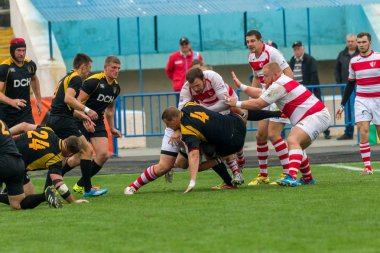 Odessa, Ukrayna - Okt 20, 2017: Odessa - Harkov Rugby Şampiyonası Milli takım. Rugby topu için oyuncuların yoğun mücadele. Yeşil alan stadyum üzerinde dinamik oyun