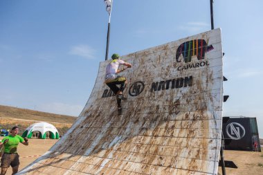 Odessa, Ukrayna-Ağustos 19, 2018: Geleneksel spor yarışları milletin. Deniz, tehlikeli engellerin üstesinden dağlık hayatta kalmak için Ukraynalı yarış yüzme ve aşırı mahkemelere tehlikeli yol