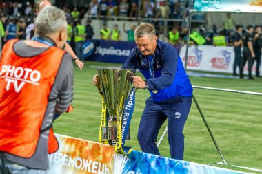 Odessa, Ukrayna - 21 Temmuz 2018: Dinamo oyuncular için Ukrayna Super Kupası maçında zafer kutlamak. Futbolcular zafer ve ödüllendirici kupa kutlama. Eğitmen Alexander Khatskevich
