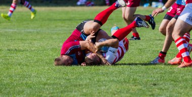 Odessa, Ukrayna - 10 Eylül 2017: Uluslararası rugby turnuva ekipleri Chisinau - Moldova ve Odessa - Ukrayna arasında. Sıkı rugby oyunu yeşil çim sahada parçası