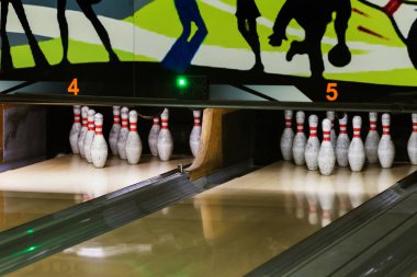 Popüler bir bowling club oyun. Skittles ile bir bowling salonu. İğne bowling topu için parçanın sonunda indirdi