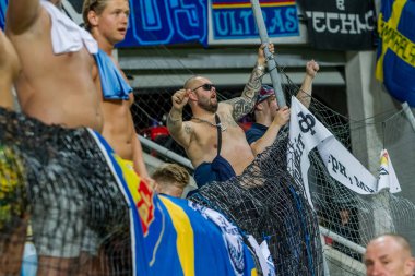 Odessa, Ukrayna - 3 Ağustos 2018: duygusal futbol taraftarları destek ekibi stadyumunda futbol kulübü Djurgardens Eğer İsveç oyun Uefa Avrupa Ligi oyun sırasında. Kalabalık futbol taraftarları Stadyumu futbol