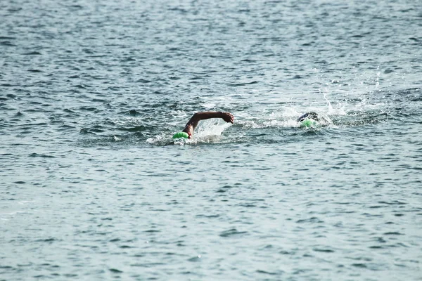 乌克兰奥德萨 2018年9月 大洋曼我们是奥德萨的开放水域游泳比赛 来自岸边的游泳者在黑色的开阔水面上游泳时跑进水中 大赛激烈 体育生活方式 — 图库照片
