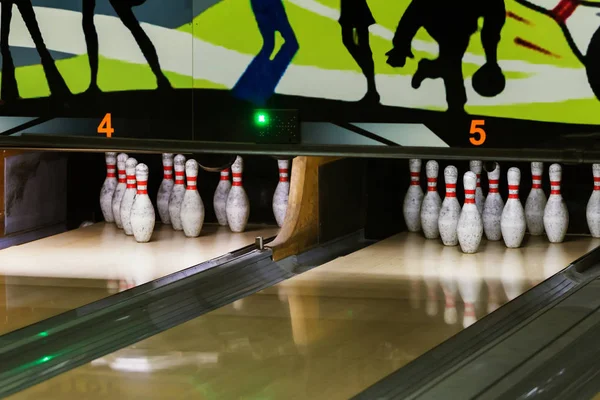 Popüler bir bowling club oyun. Skittles ile bir bowling salonu. İğne bowling topu için parçanın sonunda indirdi