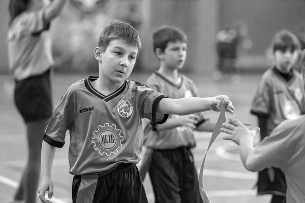 オデッサ ウクライナ Febr 2018 幼児クローズド ホールで市学校のダービー ゲーム中にラグビーをプレーします 子供のスポーツ お子様は ラグビー — ストック写真
