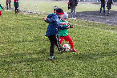 Odessa, Ukrayna 0 1 Nisan 2018: genç çocuklar için oyun spor eğitimi. Futbol futbol çocuklar için oyun. Üniformalı çalıştıran ve futbol oynarken spor kulübü, futbol oyuncuları genç oyuncular