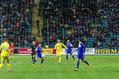 Odessa, Ukrayna -24 Mart 2016: Dostluk maçı (sarı) Ukrayna Millî Futbol takımı ve Kıbrıs (mavi) Milli takımı arasında. Yoğun maç oyun an.