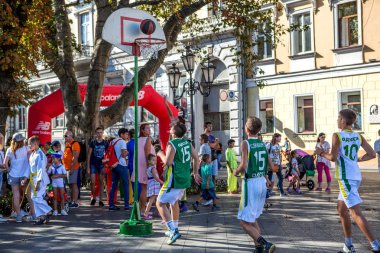 Odessa, Ukrayna -10 Eylül 2016: gençlerin şehir sokak, sokak top oynarken şenlikli seyirci tarafından çevrili. Streetbasketball kasaba Meydanı'nda. Sporcu çocuk basketbol kulübü gösteri performansları