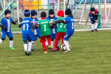 Odessa, Ukrayna 0 1 Nisan 2018: genç çocuklar için oyun spor eğitimi. Futbol futbol çocuklar için oyun. Üniformalı çalıştıran ve futbol oynarken spor kulübü, futbol oyuncuları genç oyuncular