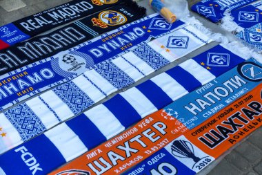 Odessa, Ukrayna - 21 Temmuz 2018. Maçtan önce futbol sembolleri, futbol Hatıra Eşyası satılmaktadır. Gayri resmi Mağazacılık profesyonel futbol kulüpleri. Futbol sembolleri, özelliklerini, eşarp satışı