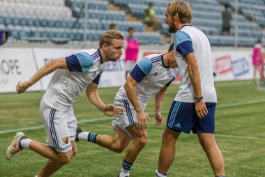 Odessa, Ukrayna - 3 Ağustos 2018: Futbolcular, Fc Djurgardens Eğer İsveç Melkemichel özcan sırasında oyun Uefa Avrupa Ligi 2018 Fc Mariupol (Ukrayna) ile futbol sahada. Futbol oyuncular Tren