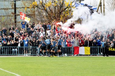 Odessa, Ukrayna - 14 Kasım 2010: Polis, kırık Kürsüsü, kavgalar, oyun alanı üzerinde havai fişek ile oyun sırasında Ultras duygusal futbol hayranları onun takımlarından Chernomorets ayaklandı