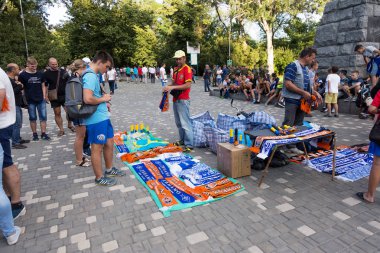 Odessa, Ukrayna - 15 Haziran 2017: Futbol sembolleri ticarette, maçtan önce futbol Hatıra Eşyası satılmaktadır. Fanlar ve hayranları takım futbol eşarp takımları Shakhtar ve Dinamo satın