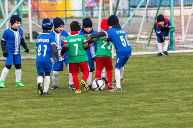 Odessa, Ukrayna 0 1 Nisan 2018: genç çocuklar için oyun spor eğitimi. Futbol futbol çocuklar için oyun. Üniformalı çalıştıran ve futbol oynarken spor kulübü, futbol oyuncuları genç oyuncular