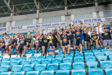 Odessa, Ukrayna - 3 Ağustos 2018: duygusal futbol taraftarları destek ekibi stadyumunda futbol kulübü Djurgardens Eğer İsveç oyun Uefa Avrupa Ligi oyun sırasında. Kalabalık futbol taraftarları Stadyumu futbol