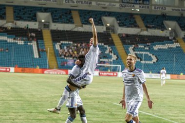 Odessa, Ukrayna - 3 Ağustos 2018: Futbolcular, Fc Djurgardens Eğer İsveç Melkemichel özcan sırasında oyun Uefa Avrupa Ligi 2018 Fc Mariupol (Ukrayna) ile futbol sahada. Futbol oyuncular Tren