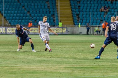 Odessa, Ukrayna - 3 Ağustos 2018: duygusal futbol taraftarları destek ekibi stadyumunda futbol kulübü Djurgardens Eğer İsveç oyun Uefa Avrupa Ligi oyun sırasında. Kalabalık futbol taraftarları Stadyumu futbol