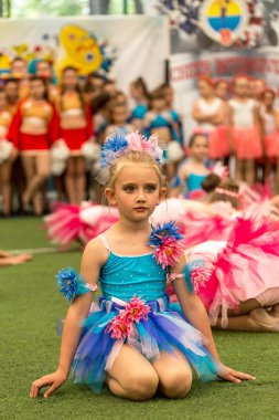 Odessa, Ukrayna -30 Mayıs 2015: Amigo Şampiyonası Ukrayna çocuklar arasında. Çocuk bir güzel parlak dans formla Sportin becerilerini göster. Birçok seyirci ve sporcular. Büyüleyici otantik çocuk