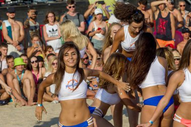 Odessa, Ukrayna - 26 Ağustos 2017: Şampiyonası deniz Festivali sırasında Z-Oyunlar Amigo içinde Ukrayna. Güzel genç spor kızlar amigo festiva kumsalda kumdan gerçekleştirmek