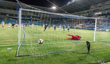 Odessa, Ukrayna - 3 Ağustos 2018: duygusal futbol taraftarları destek ekibi stadyumunda futbol kulübü Djurgardens Eğer İsveç oyun Uefa Avrupa Ligi oyun sırasında. Kalabalık futbol taraftarları Stadyumu futbol