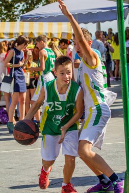 Odessa, Ukrayna -10 Eylül 2016: gençlerin şehir sokak, sokak top oynarken şenlikli seyirci tarafından çevrili. Streetbasketball kasaba Meydanı'nda. Sporcu çocuk basketbol kulübü gösteri performansları