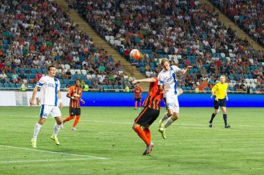 Odessa, Ukrayna - 14 Ağustos 2015: Fc Shakhtar Donetsk ve Fc Dnipro Dnipropetrovsk Ukrayna Kupası maçında top için kavga ediyorlar. Ayrıntı oyunun.