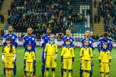 Odessa, Ukrayna -24 Mart 2016: Dostluk maçı (sarı) Ukrayna Millî Futbol takımı ve Kıbrıs (mavi) Milli takımı arasında. Yoğun maç oyun an.